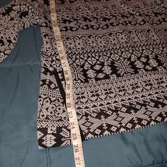 Izod Black and White Patterned Sweater - Picture 3 of 5